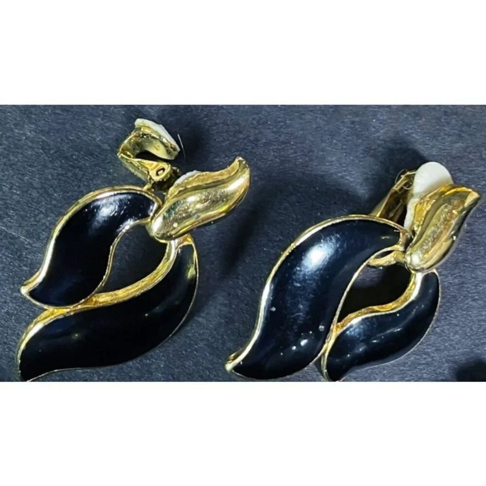 Vintage 80s Trifari Black Deco Revival Clip On Earrings 1.5in
